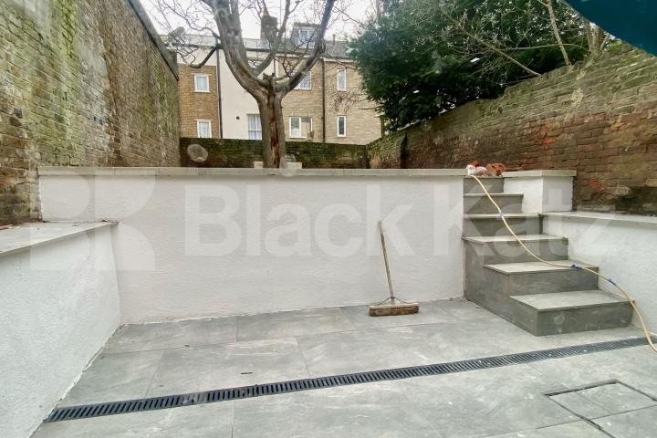 Huge one bedroom split level, newly refurbished apartment with private garden Old Kent Road, Bermondsey / Elephant and Castle